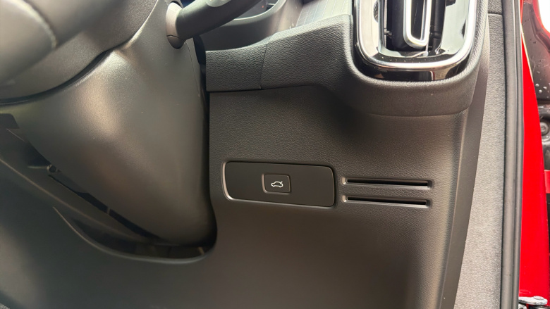 Volvo XC40 2.0 B3P Plus Dark 5dr Auto Petrol Estate